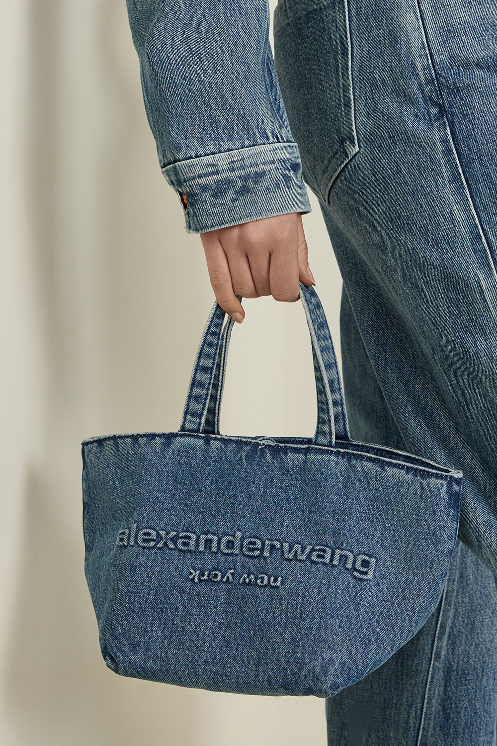 תמונת כל הלוק של תיק נשיאה סמול ג'ינס ALEXANDER WANG